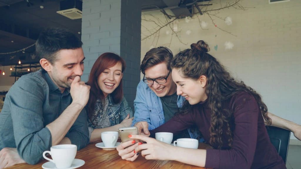 Rencontre entre amis au bar