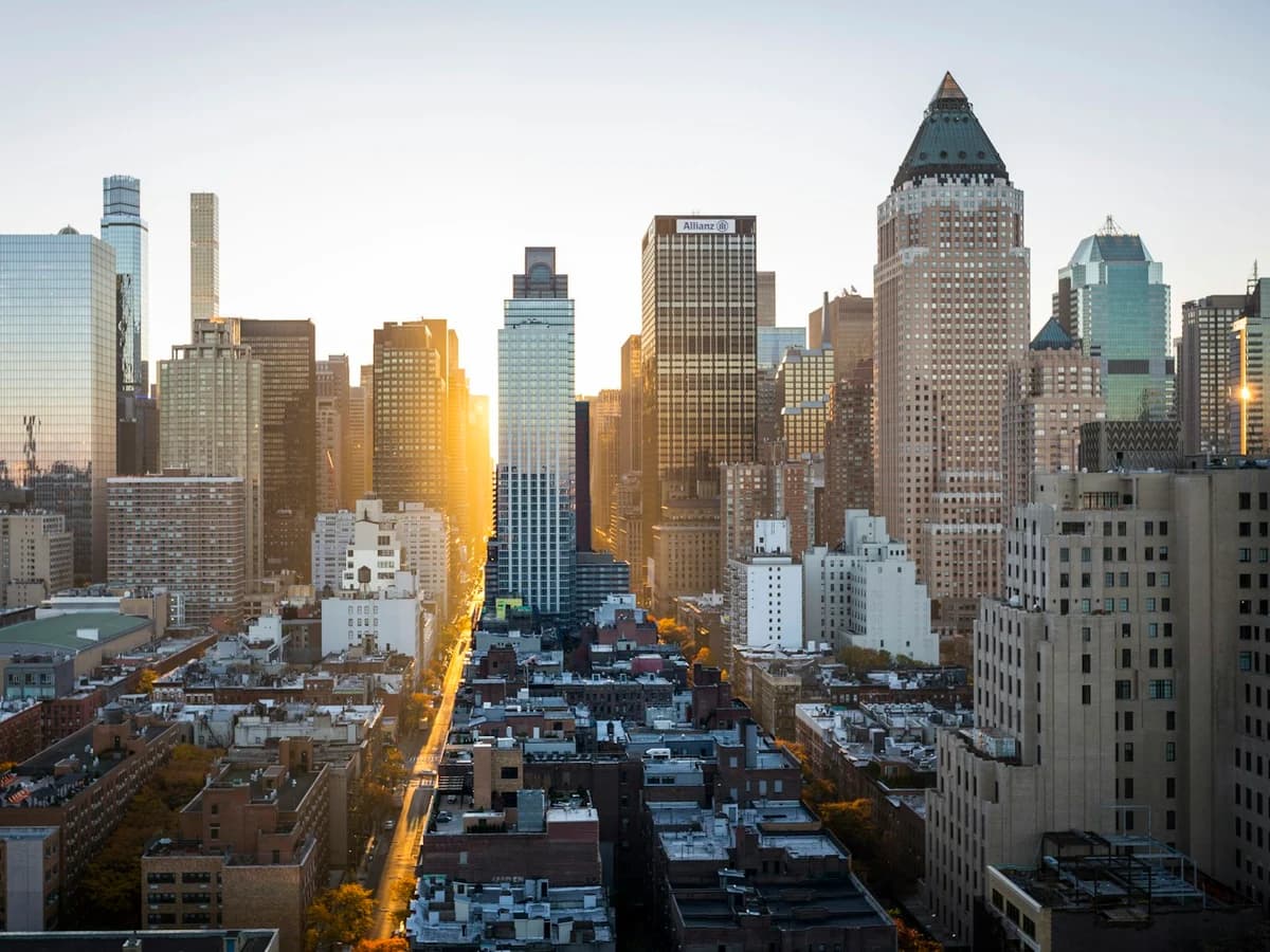 Ambiance urbaine ouverte et accueillante, premiers pas dans la ville