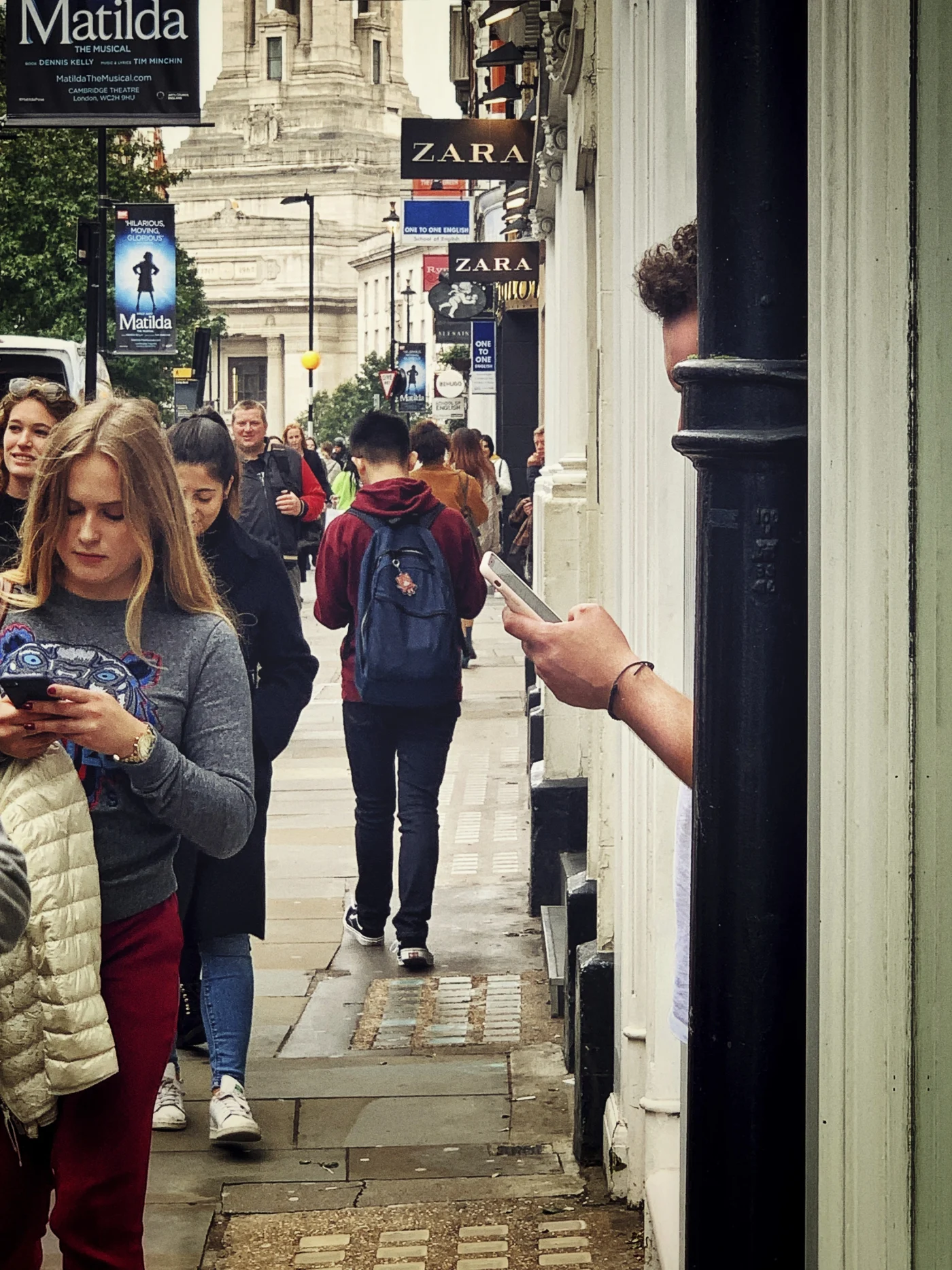 Inimesed, kes kasutavad nutitelefone tänaval Londonis, 2019 (foto: Garry Knight, CC BY 2.0, Wikimedia Commons).