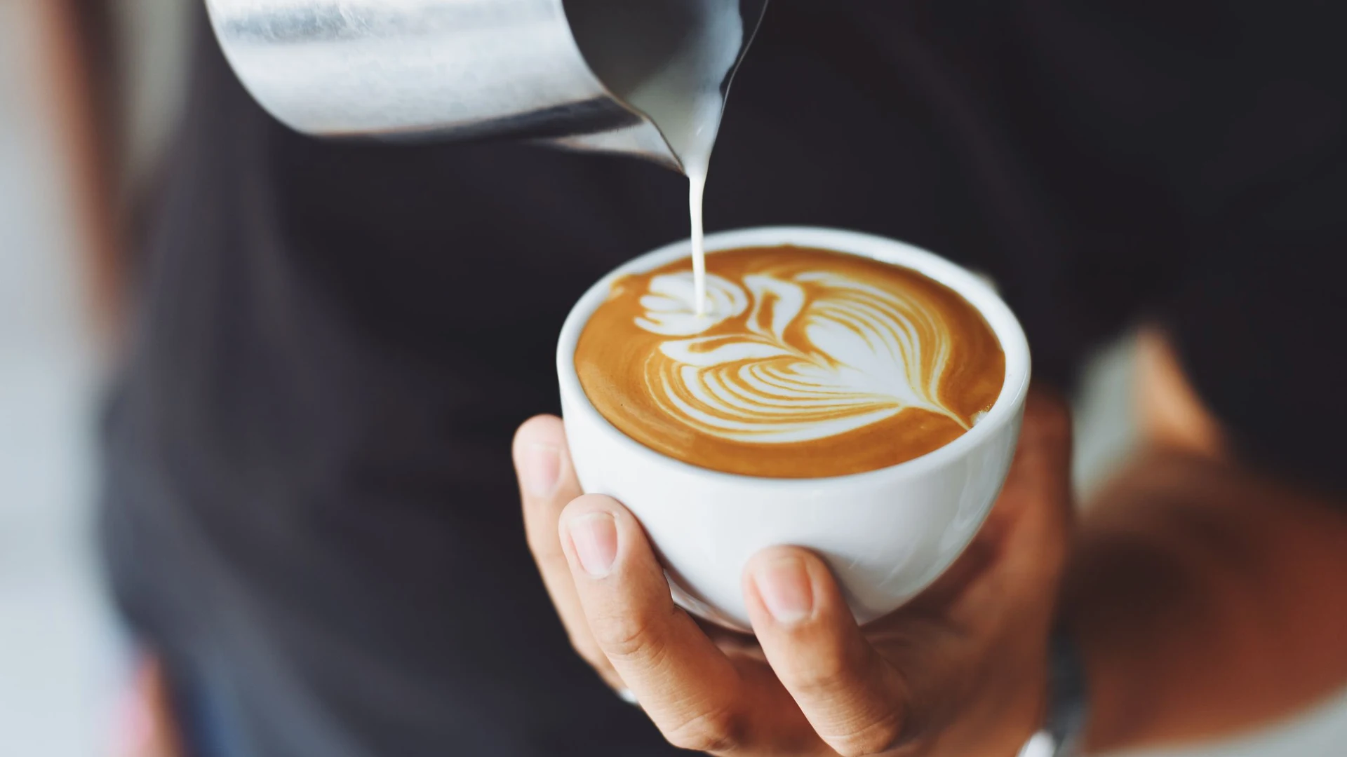 Deux tasses de café sur une table — métaphore du premier rendez-vous devenu entretien
