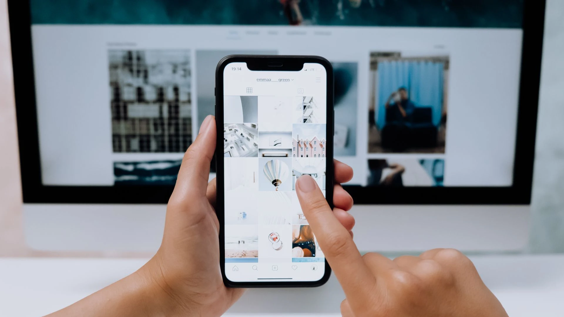 Main tenant un smartphone allumé — métaphore de l’attention numérique et du déséquilibre sur les applis de rencontre